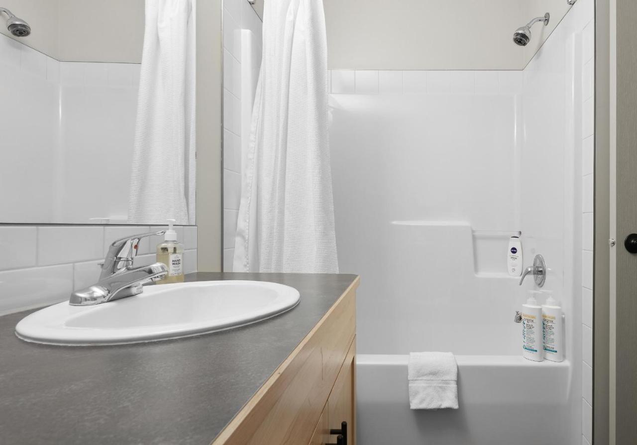 Newly Renovated Grizzly Lodge, Spacious 3Br 2Ba With Open Pool, Hot Tub Canmore Bagian luar foto