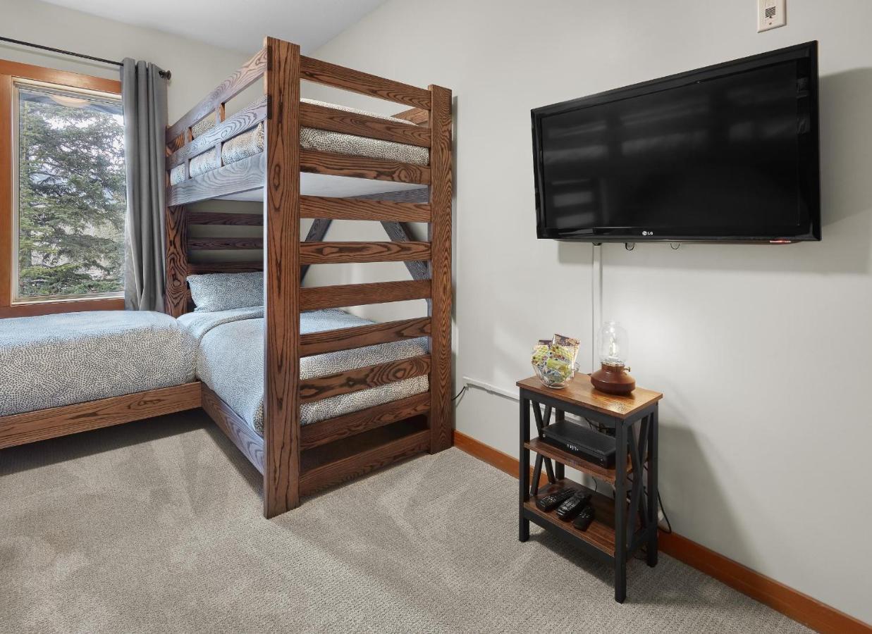 Newly Renovated Grizzly Lodge, Spacious 3Br 2Ba With Open Pool, Hot Tub Canmore Bagian luar foto