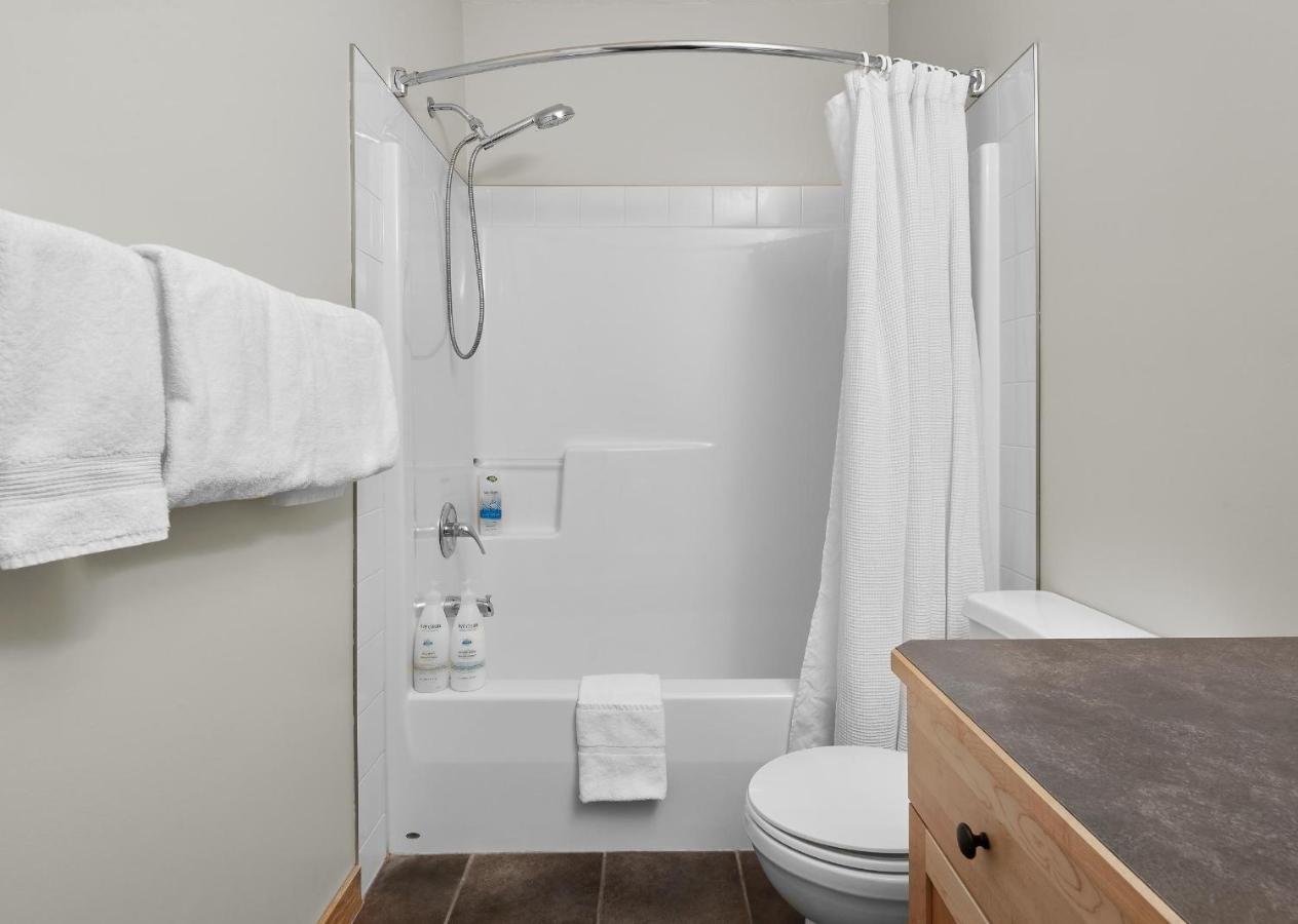 Newly Renovated Grizzly Lodge, Spacious 3Br 2Ba With Open Pool, Hot Tub Canmore Bagian luar foto