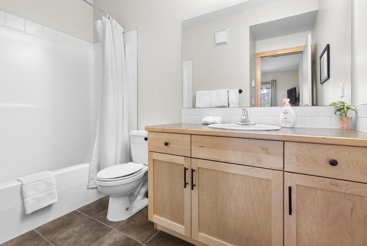 Newly Renovated Grizzly Lodge, Spacious 3Br 2Ba With Open Pool, Hot Tub Canmore Bagian luar foto